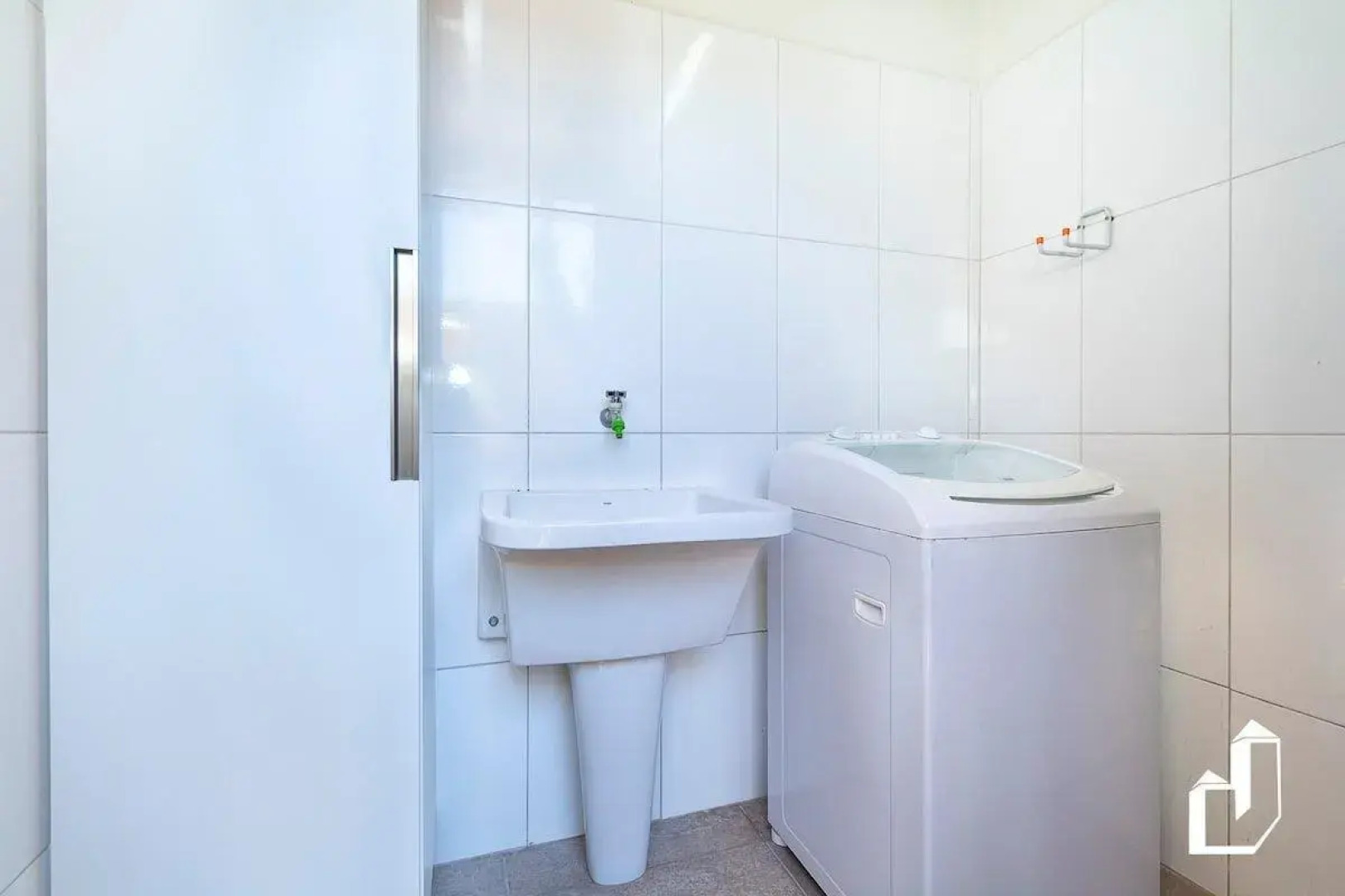 03 SUíTES CLIMATIZADAS E JACUZZI EXTERNA AQUECIDA