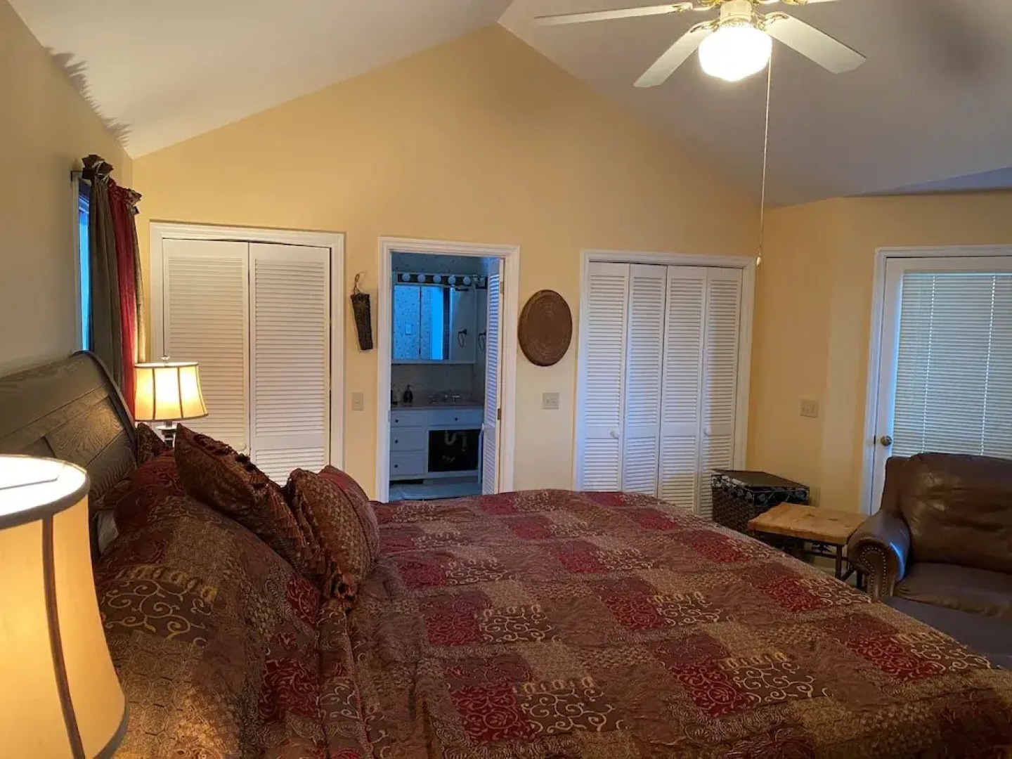 Bear's Mountaintop Views 3 Bedroom Chalet by RedAwning