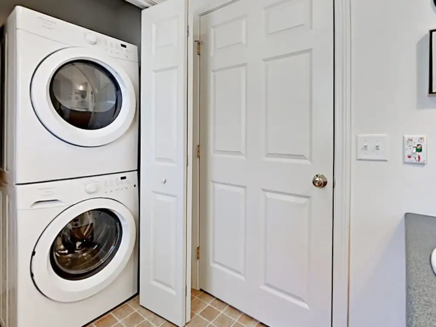 79 Middle Rd Home 3 Bedrooms 2.5 Bathrooms Home