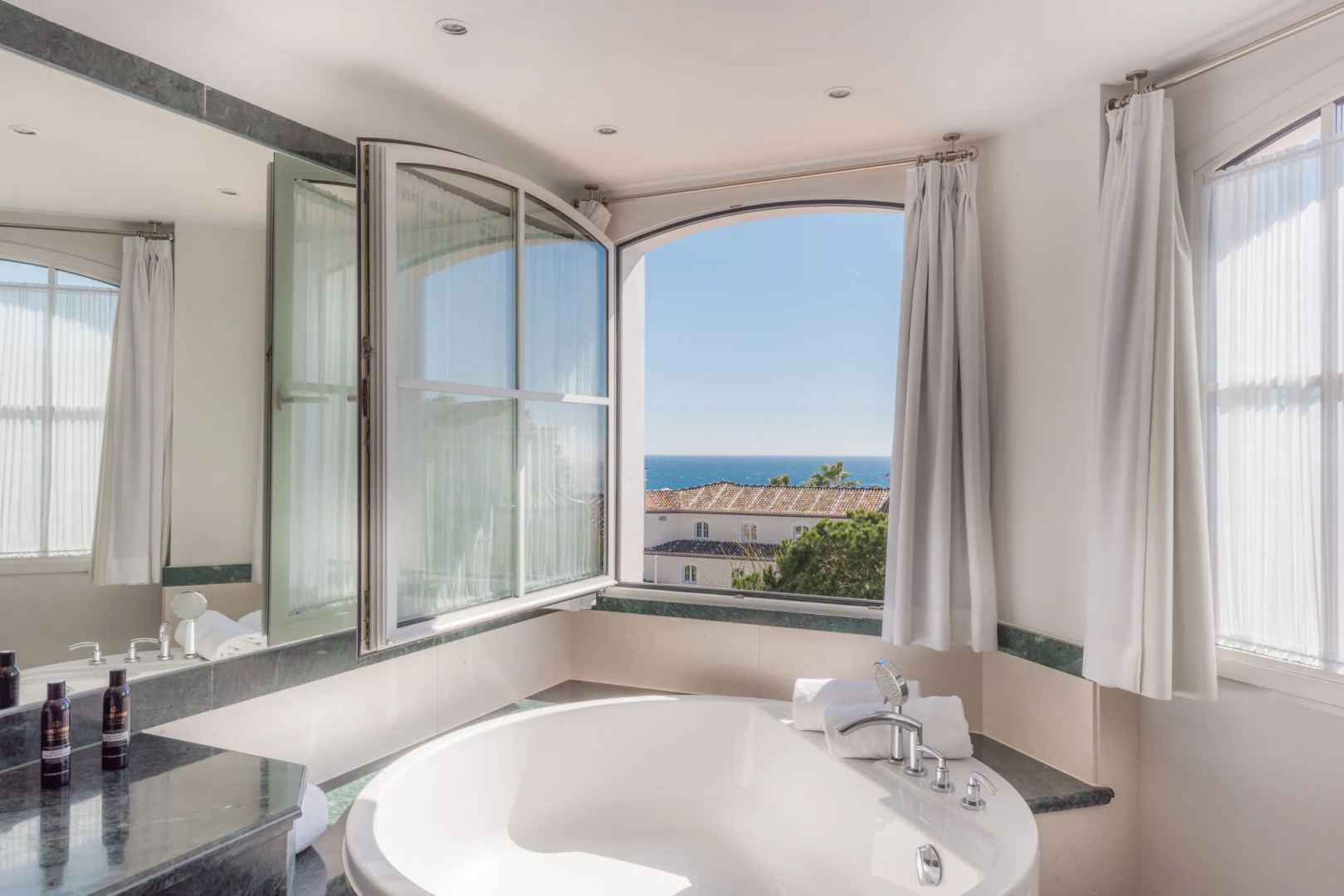 Healthouse Apartments