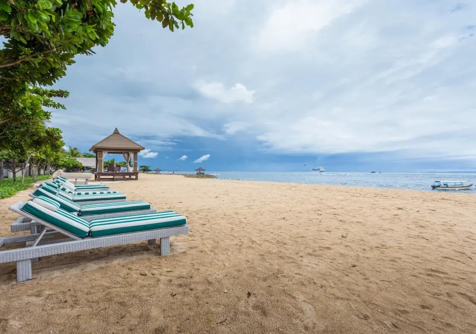 Отель The Royal Santrian