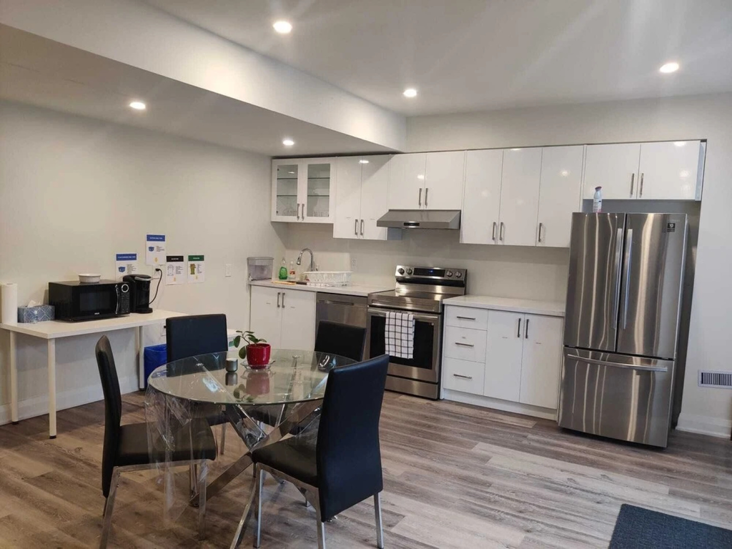 Brand New Basement Apt next to Beach & Go Train