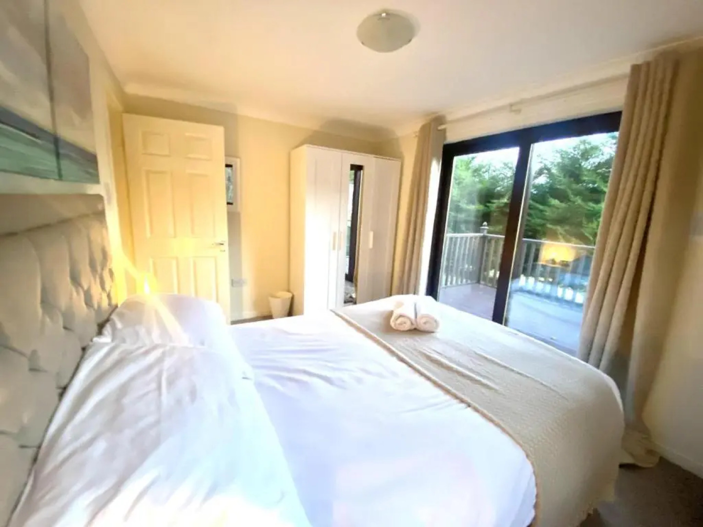 Stunning 4-bedroom Cabin With Hot Tub in Beattock!