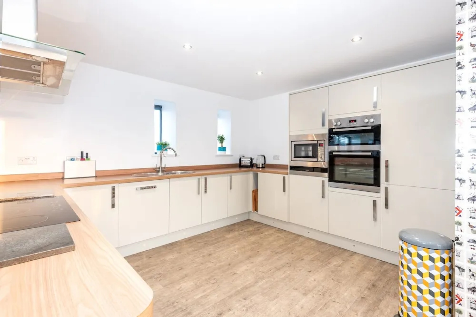 Lincoln 4-beds, Sleeps 13, Hot Tub & Pet Friendly