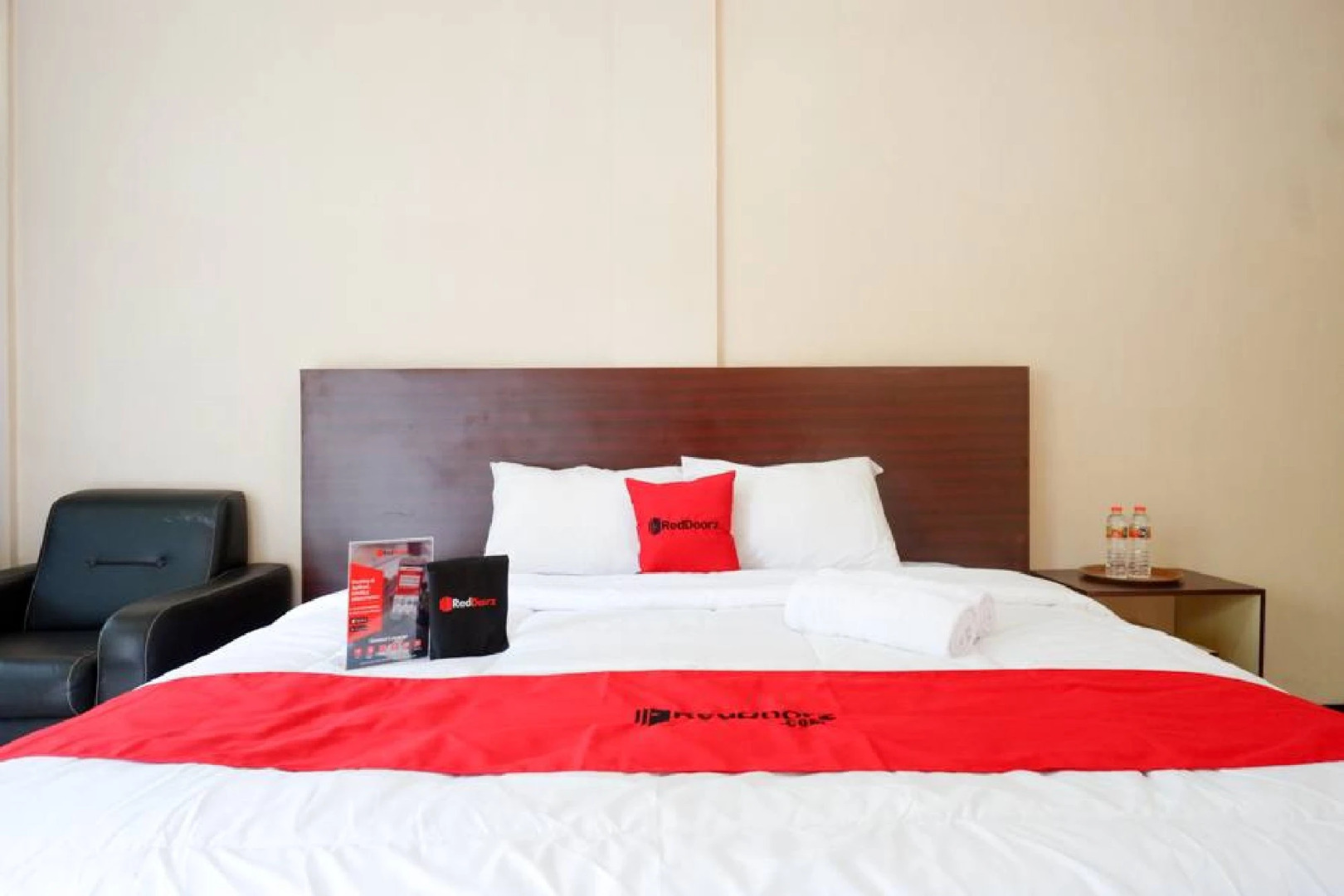 RedDoorz Plus near Stadion Wijaya Kusuma