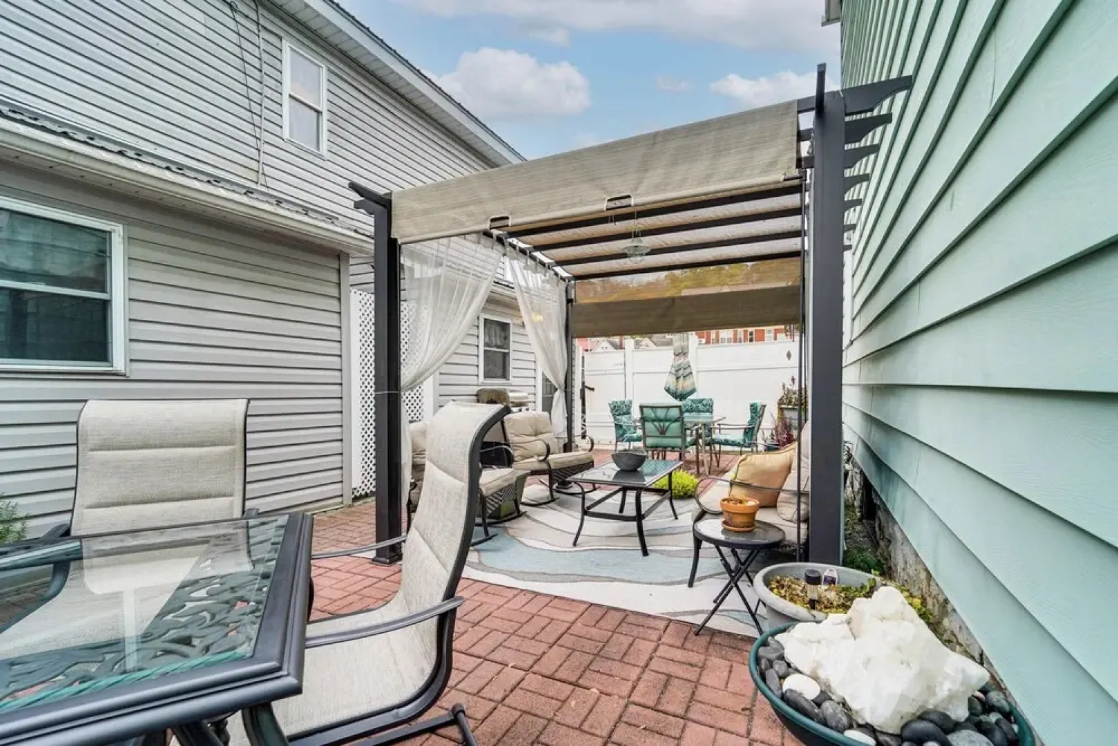 Grill, Dine & Relax Outside: Home in Tyrone!