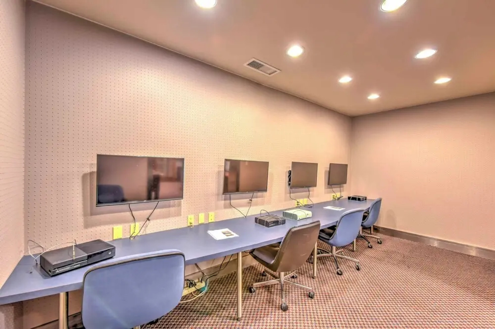 Ski-in/ Out Solitude Ski Village Condo w/ Hot Tub