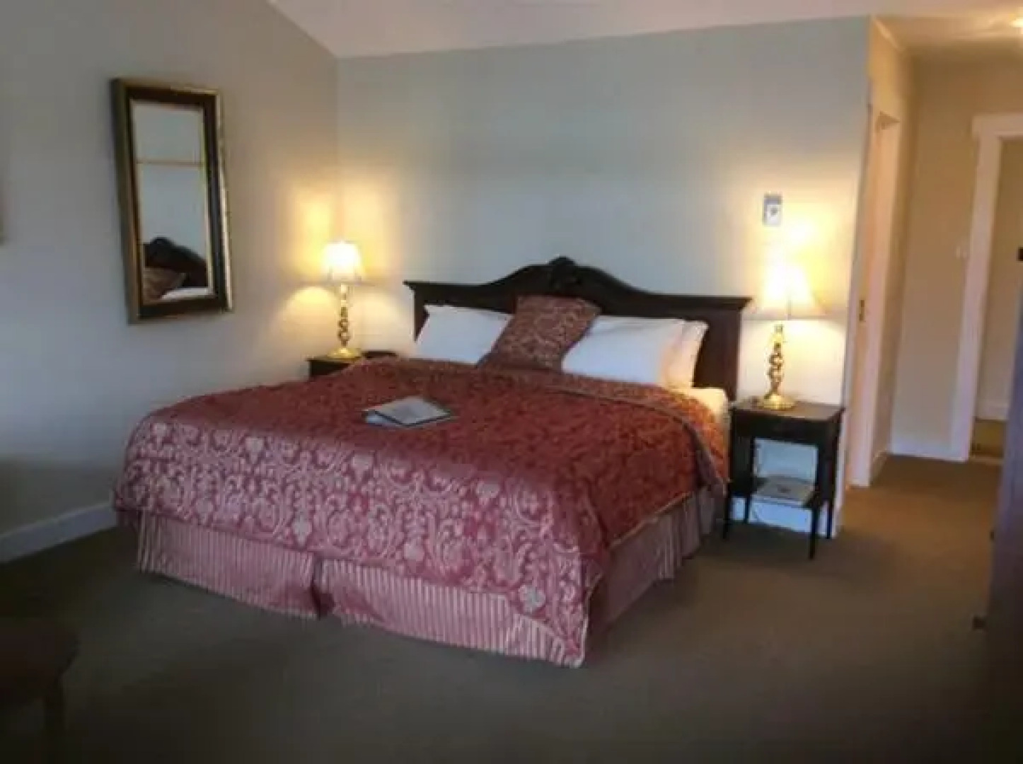 The Water's Edge Inn & Gallery