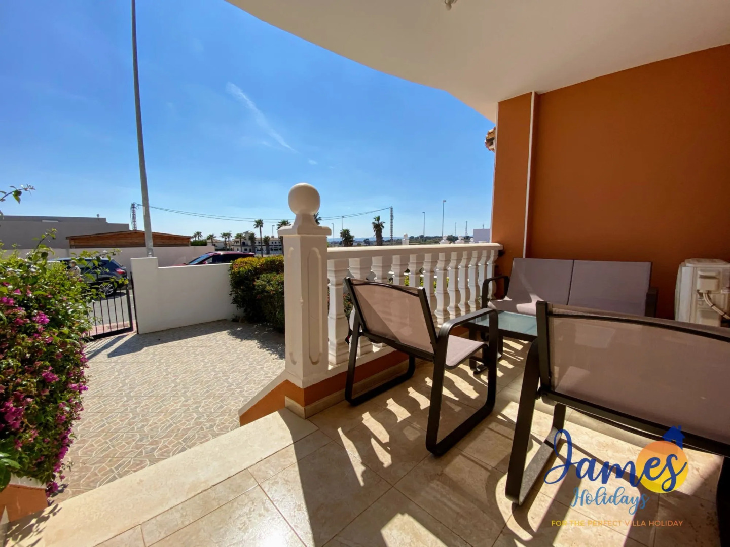 Laguna Townhouse overlooking Communal Pool LOM01