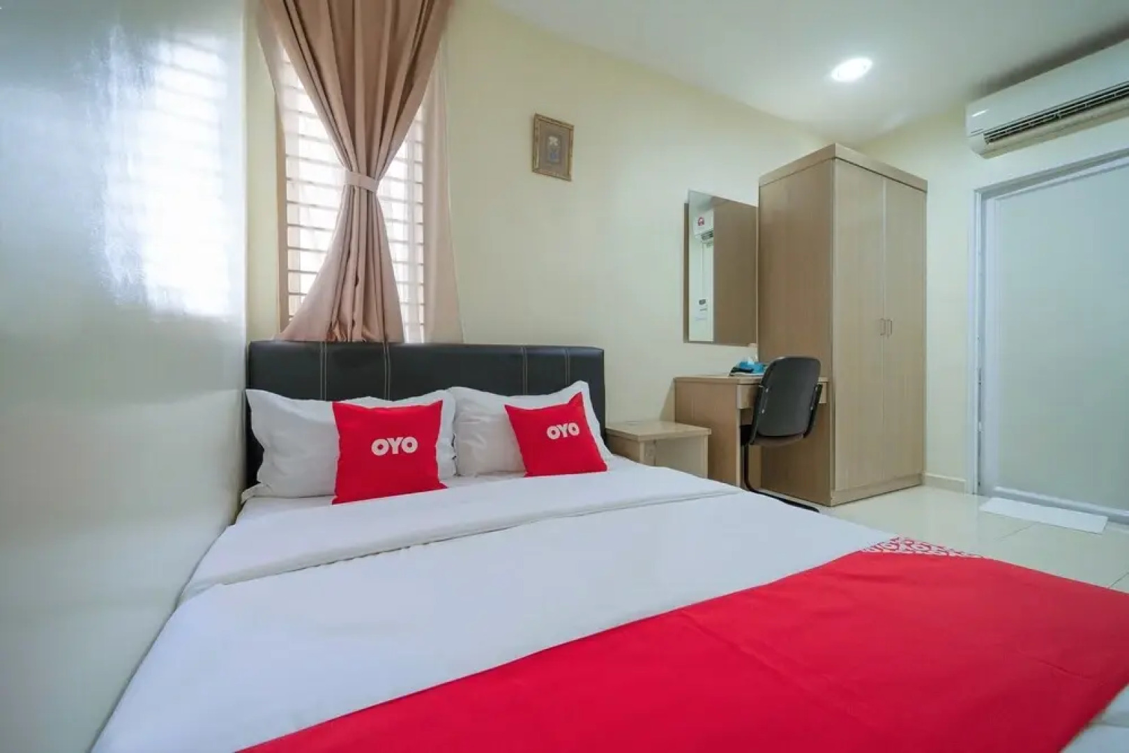 OYO 89831 Sri Sena Hotel