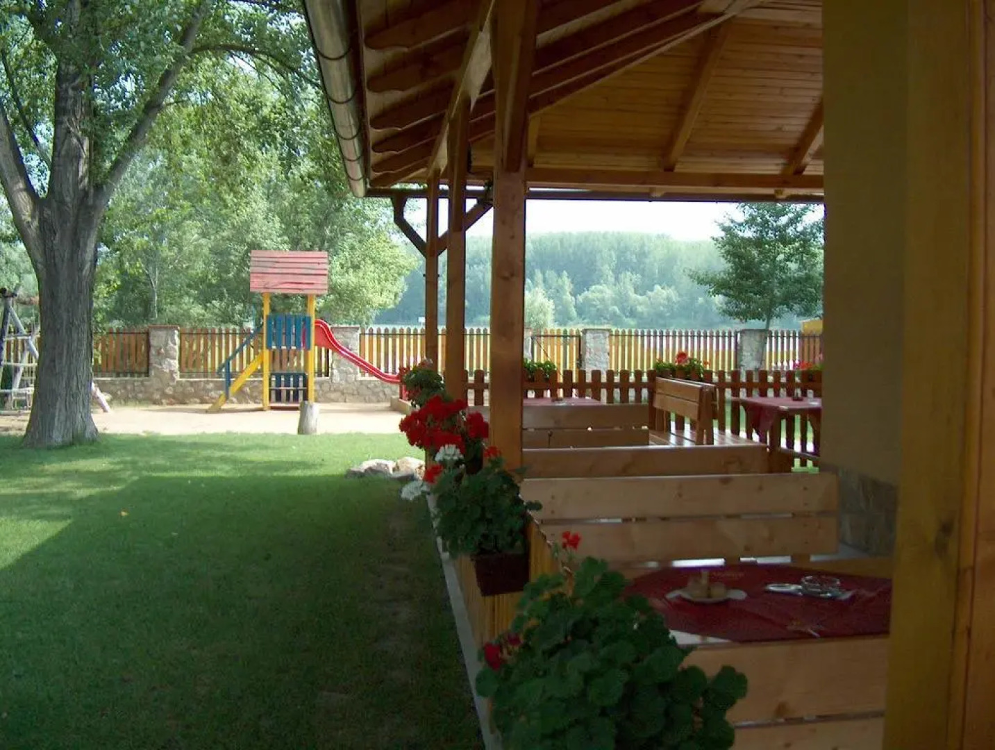 APÁLI Restaurant & Pension