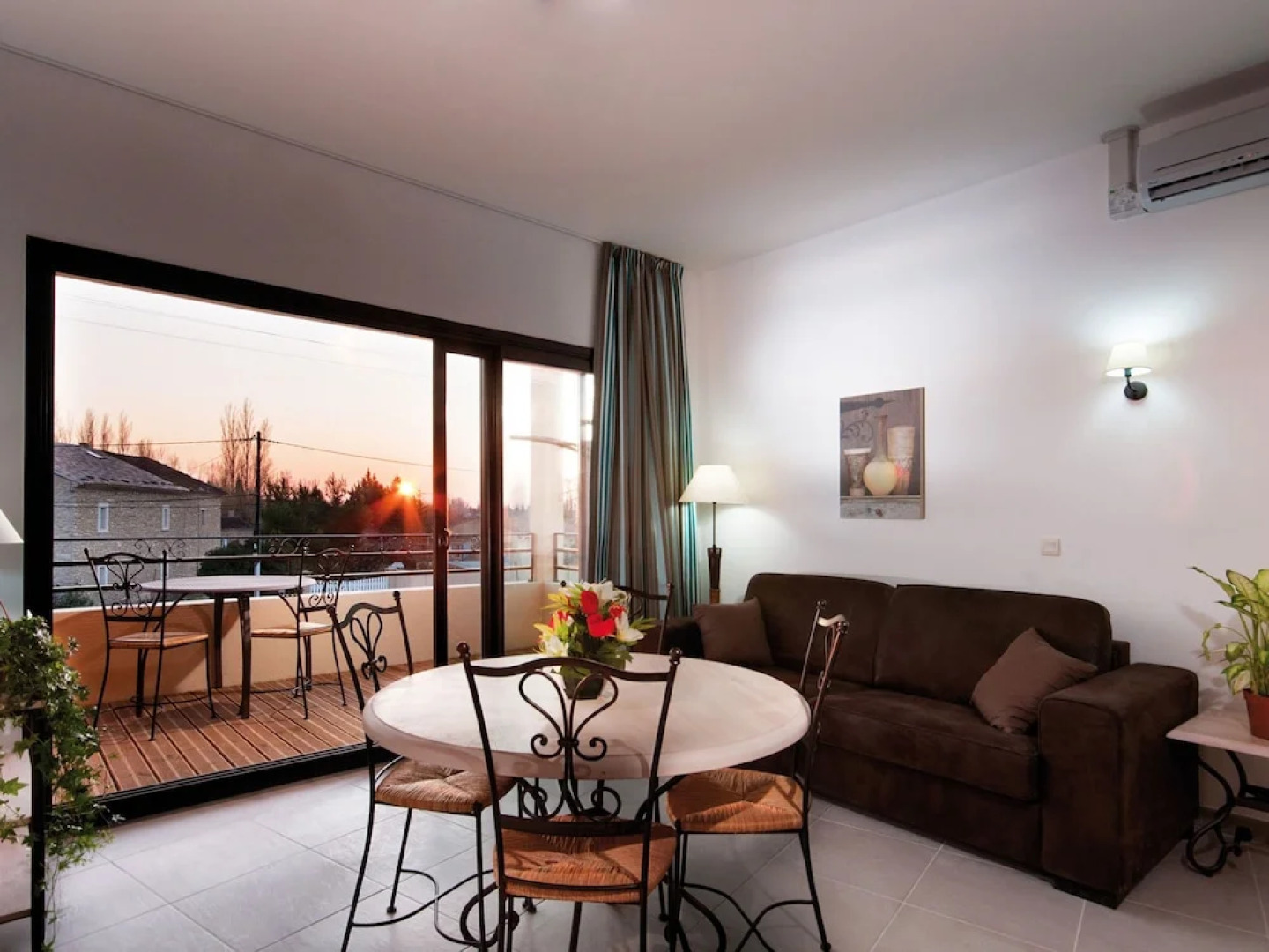 Spacious Holiday Home With Dishwasher and AC, in the Luberon