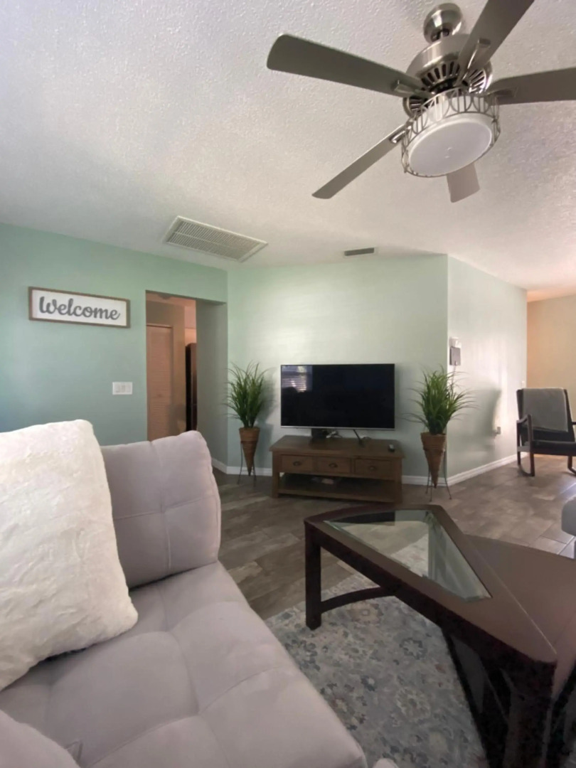 3 bedrooms house with private, heated pool 8 miles to Siesta Key Beach,