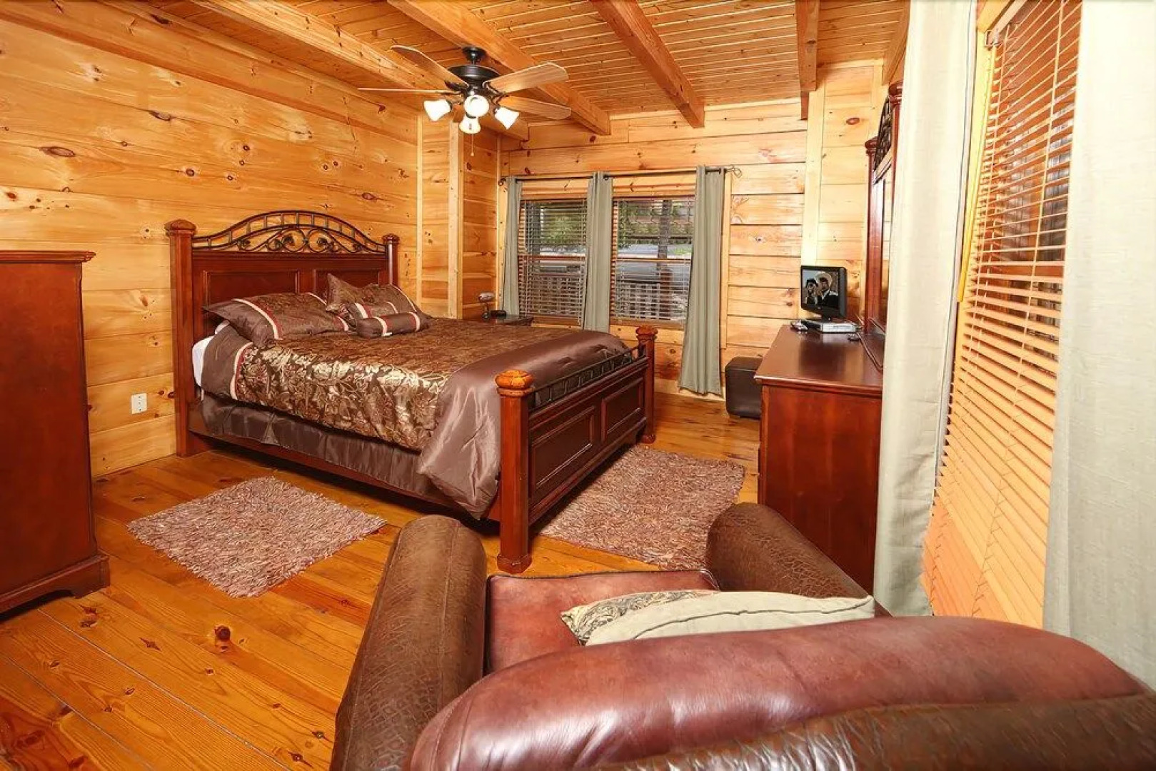 Mountain Majesty 2 Br cabin by RedAwning