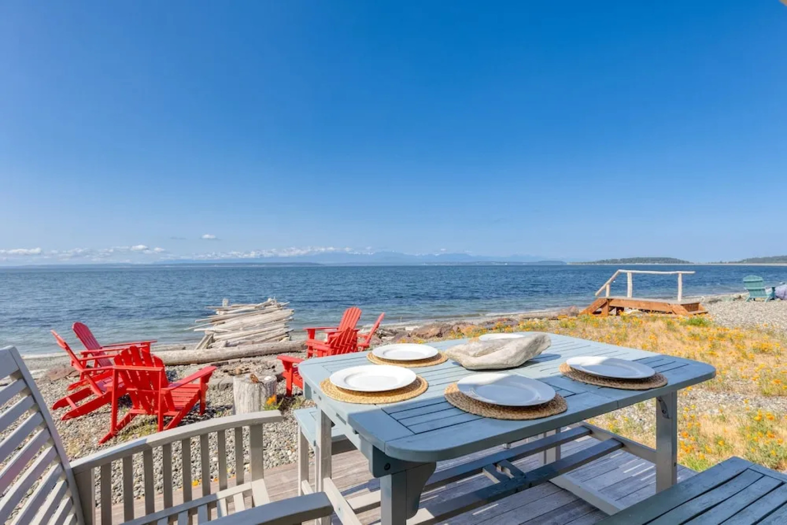 Vintage Beach House by Avantstay Waterfront Home