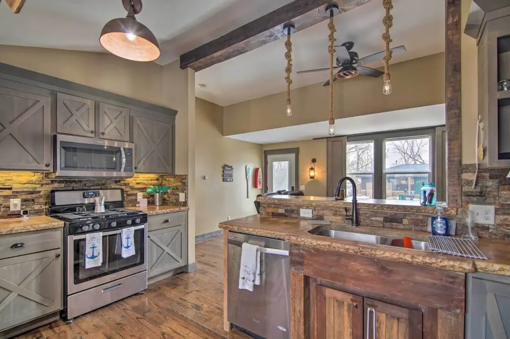 Charming Retreat - Walk to Lake Koshkonong!