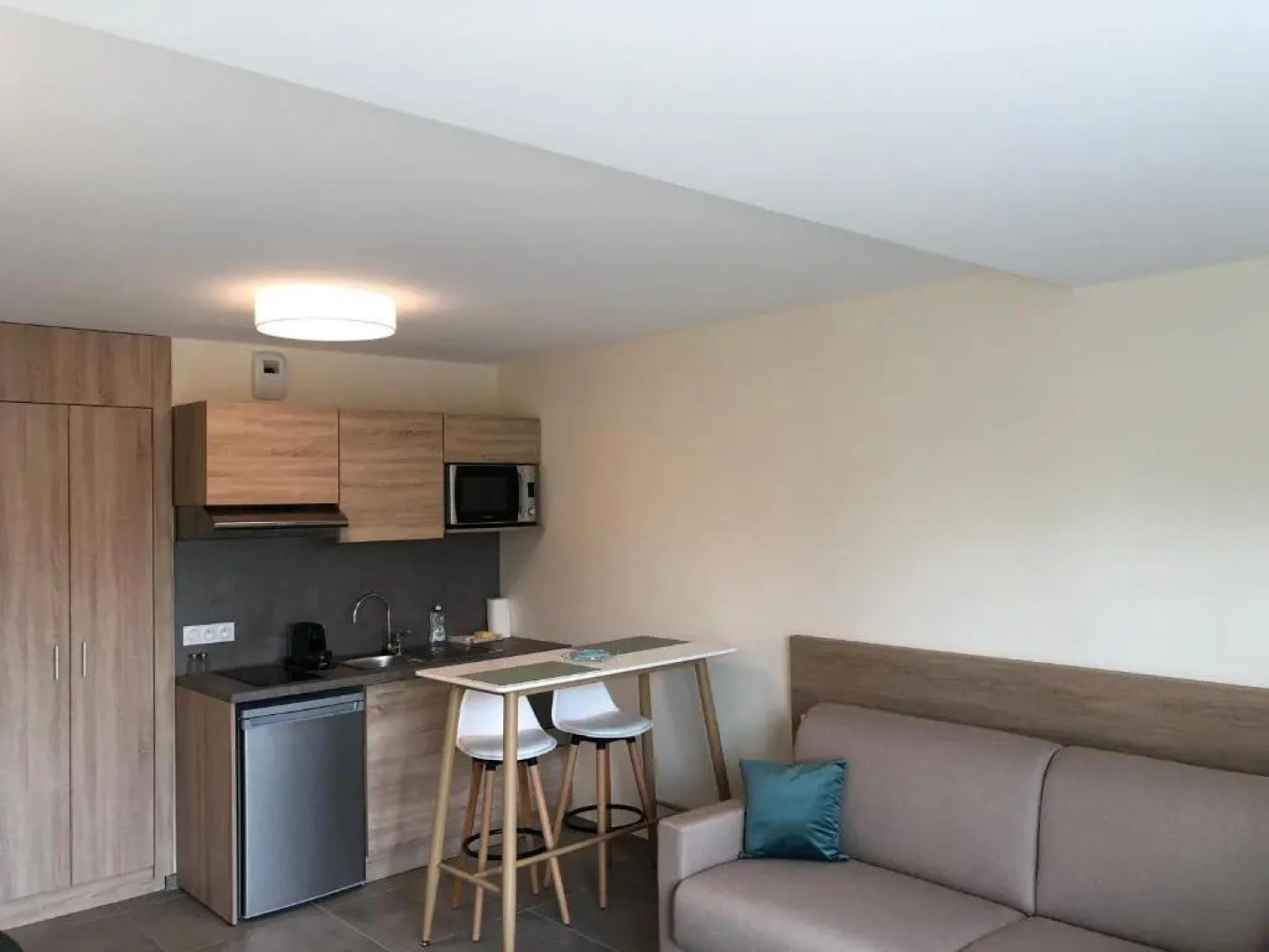 Shana Hotel & Residence