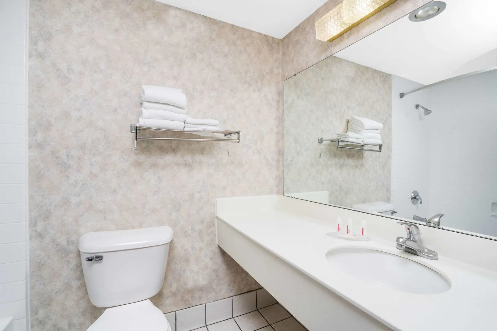 Norwood Inn & Suites La Crosse