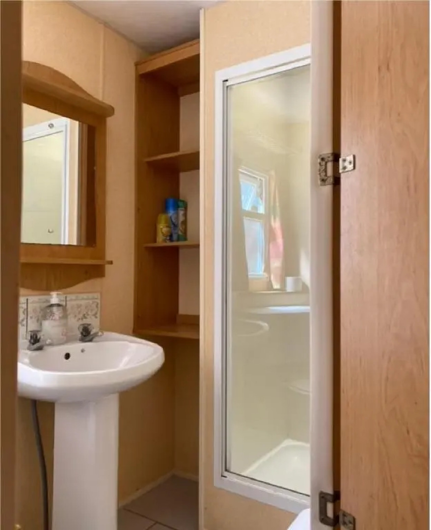 3-bed cosy home with fireplace, sleeps 4, 50 deposit required, self-catering