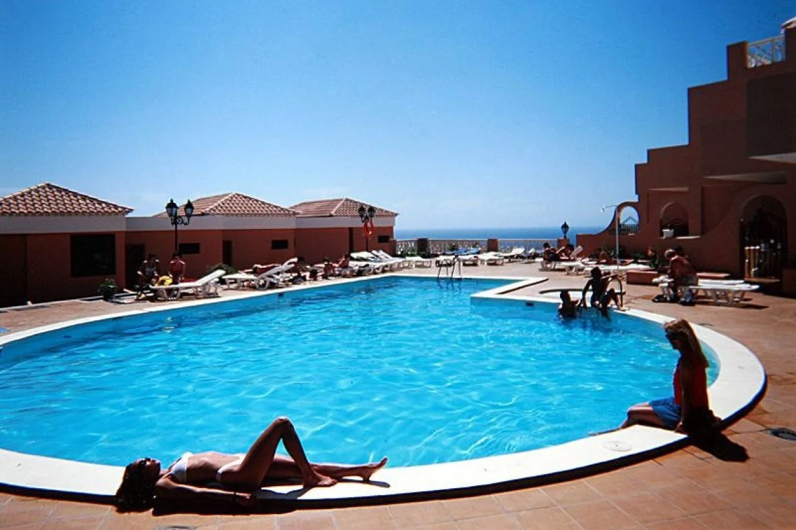 Paradise Court Aparthotel