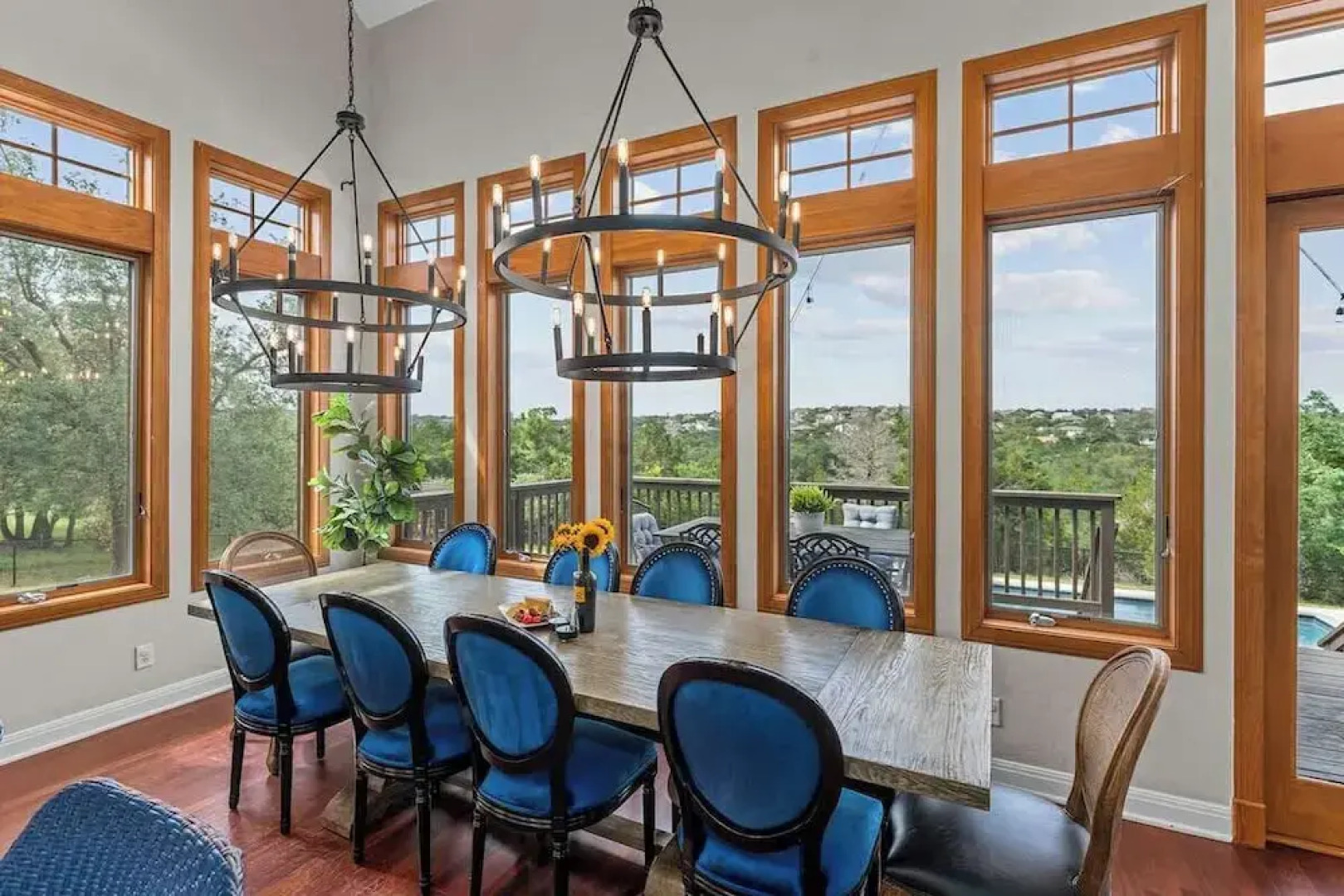 Luxurious Lake Park House: Sleeps 25, Pool, Hot-tub, Firepit and Game Room!