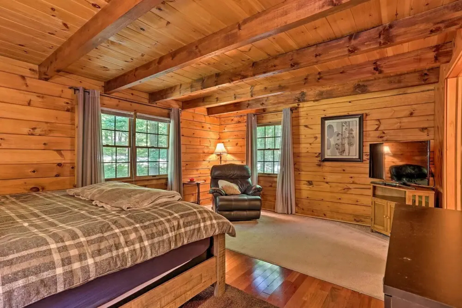 Spacious Cabin, 1 Block to Locust Lake Beach!