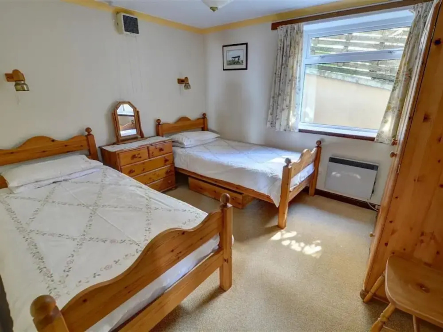 Ground-floor Apartment in Detached House set on 350-m Site