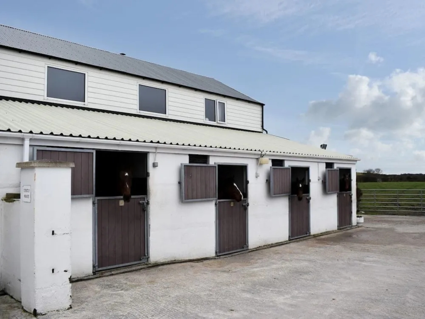 Rose Cottage Captivating 1-bed Cottage in Bangor