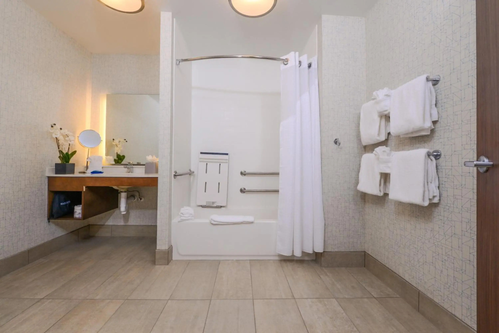 Holiday Inn Express & Suites St. Petersburg - Madeira Beach by IHG