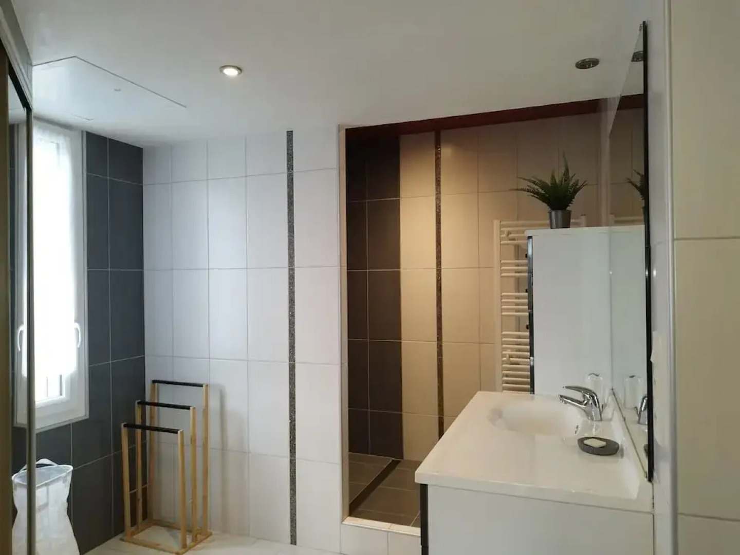 House in Breles Near Rock Beach & Amusement Park