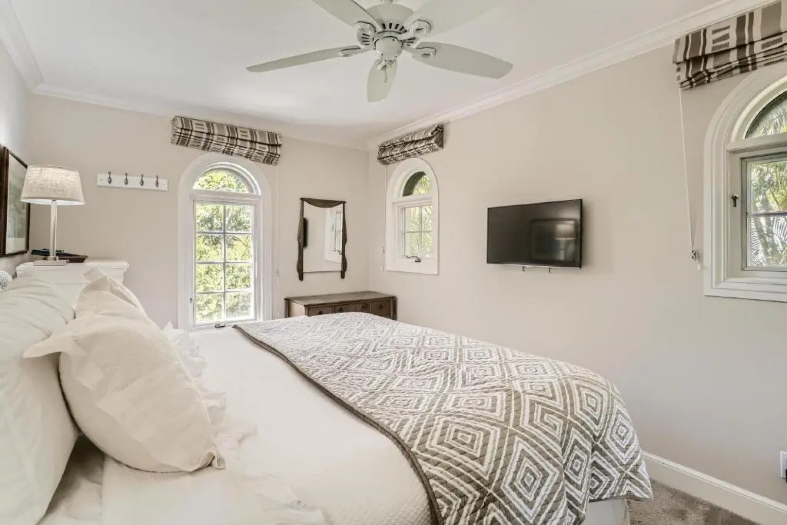 Bibi's Guesthouse 2 Bed/ 2 Bath Pool House 2 Bedroom Home by Redawning