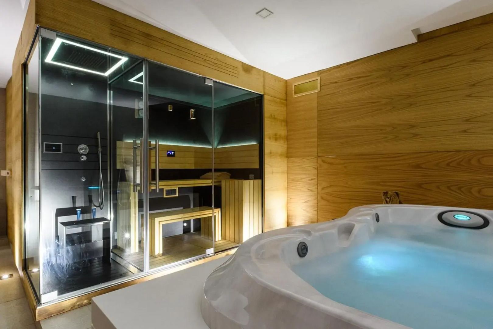 Cumeja - Beach Club & Hotel