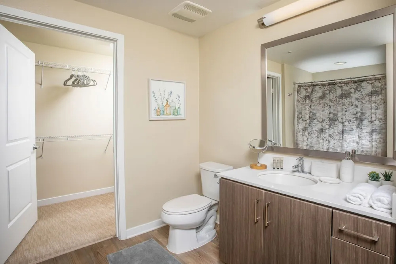 Irvine Deluxe Design Suites by A