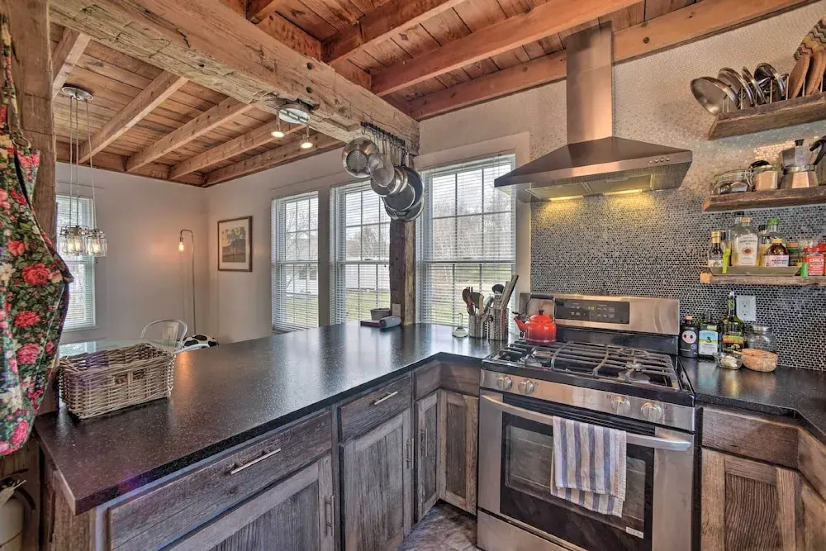 Charming Cottage w/ Yard - 2 Mi to Tinker St!