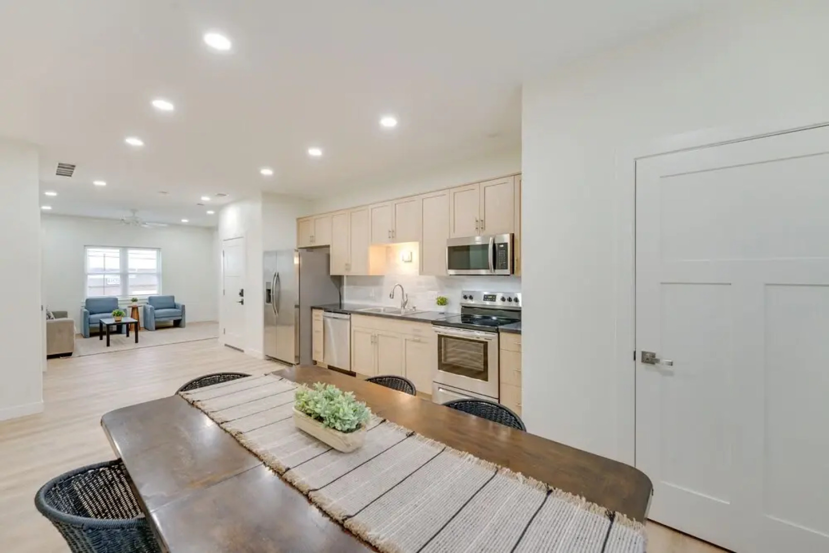 St Clair Apartment - Walk to River & Boardwalk!