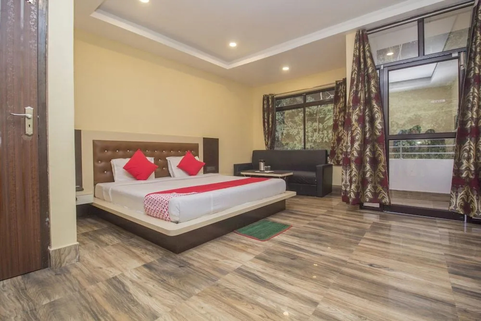 OYO 28105 Hotel Blue Sapphire