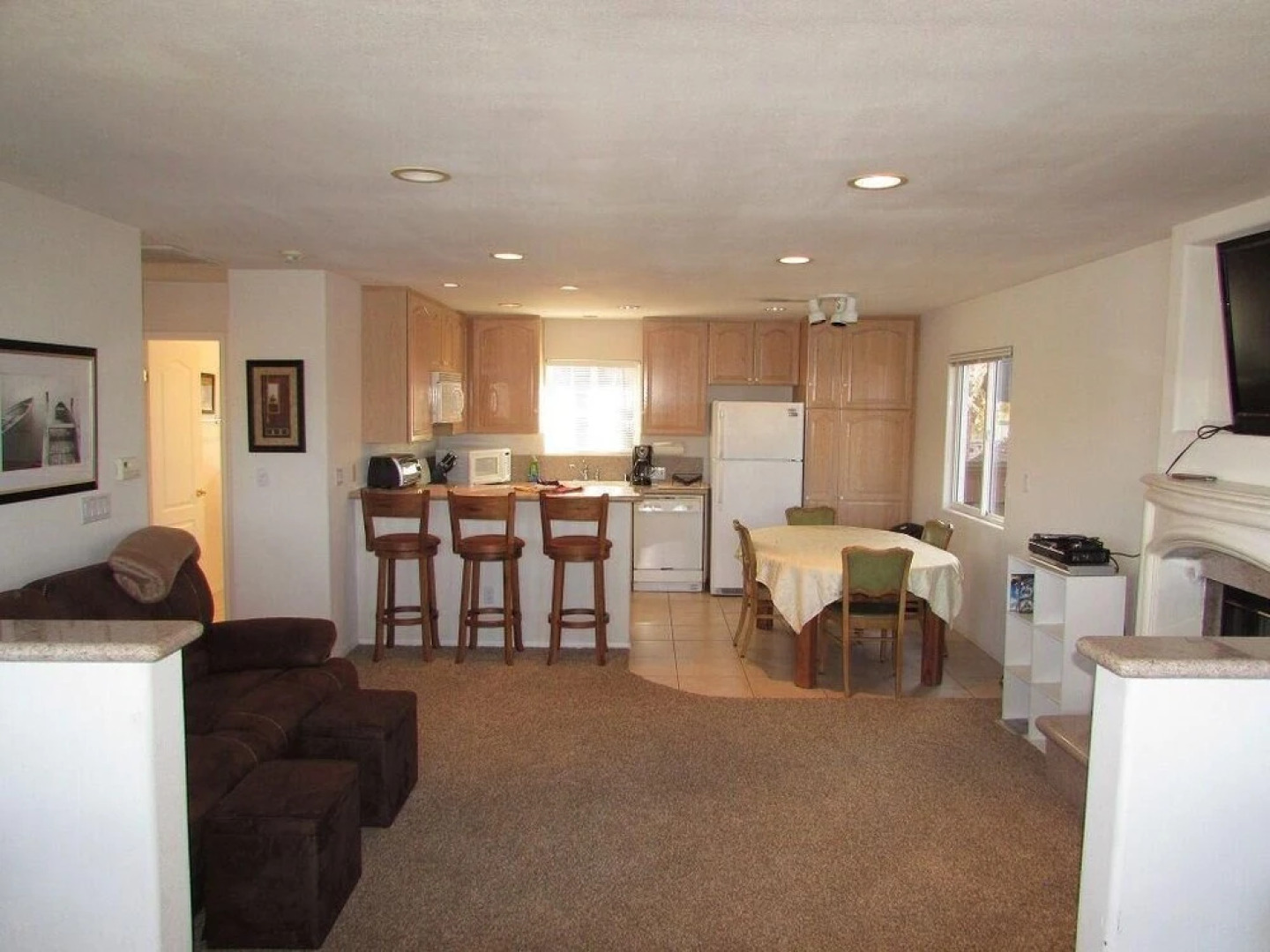 032 - Lakefront Village Escape