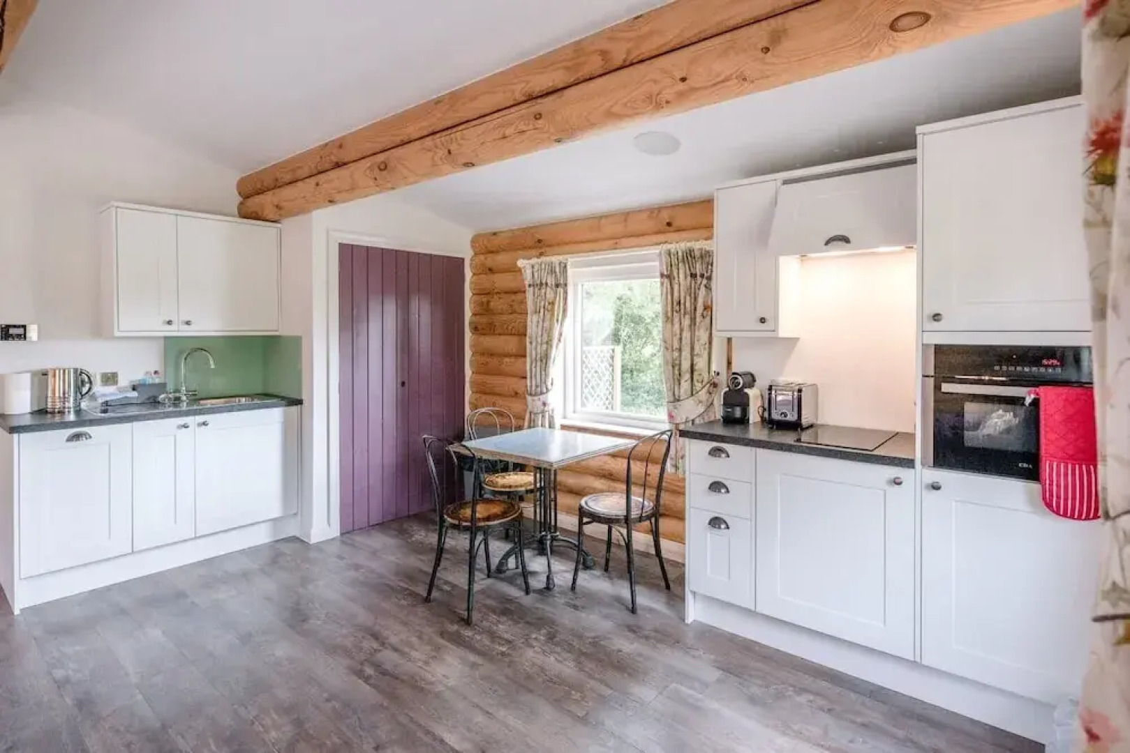 Magnolia, Kingfishers