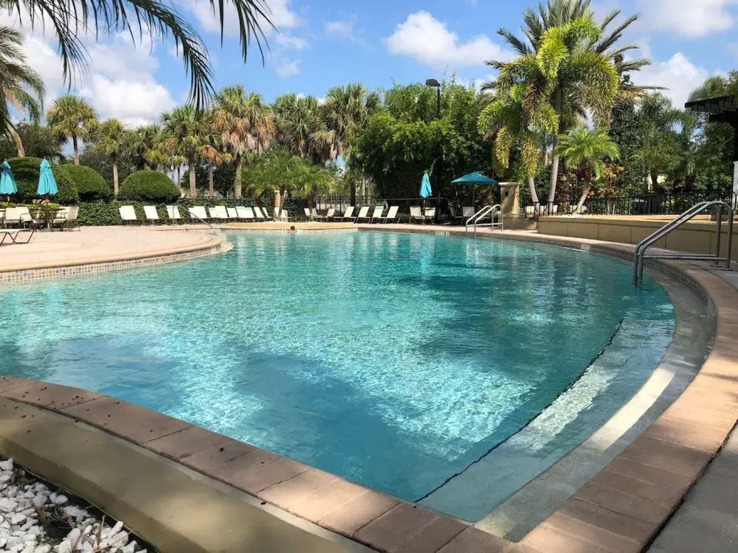 301 - Super Clean & Beautiful. Pools, Gym, Lake