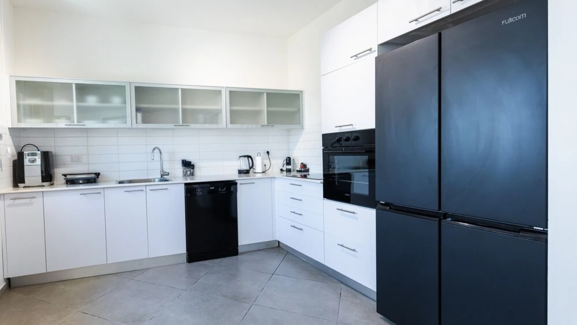 SeaFront Luxurious 3 BR Apartment