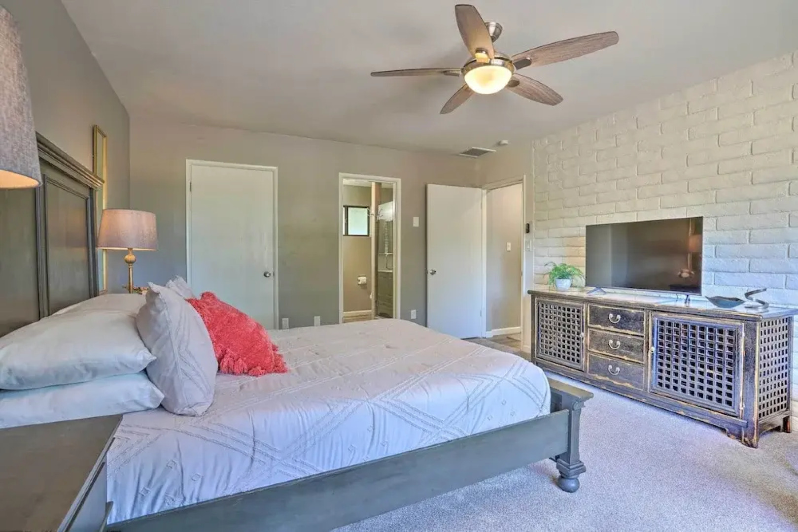 Hot Tub & Spacious Yard: Chino Valley Home!