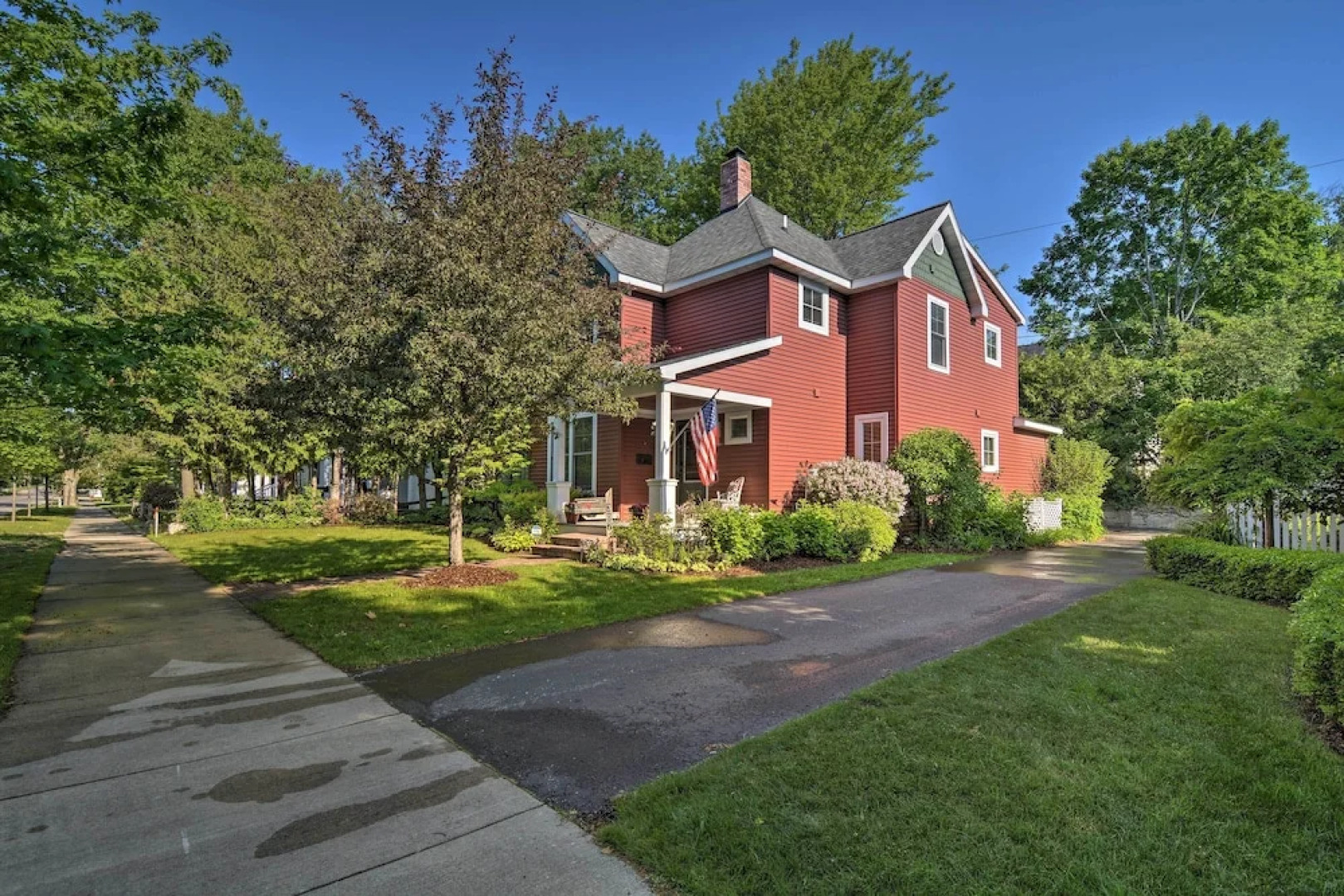 Downtown Charlevoix Duplex 1/2 Mi to Lake Michigan