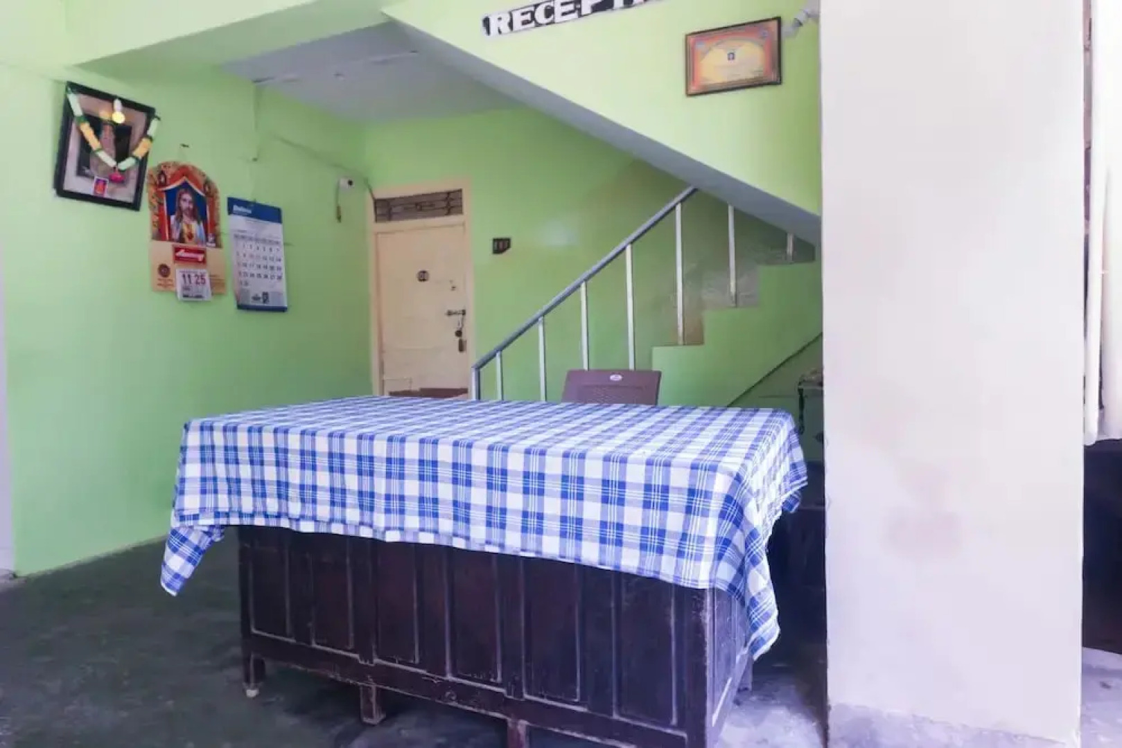 Hotel Queens Inn by OYO