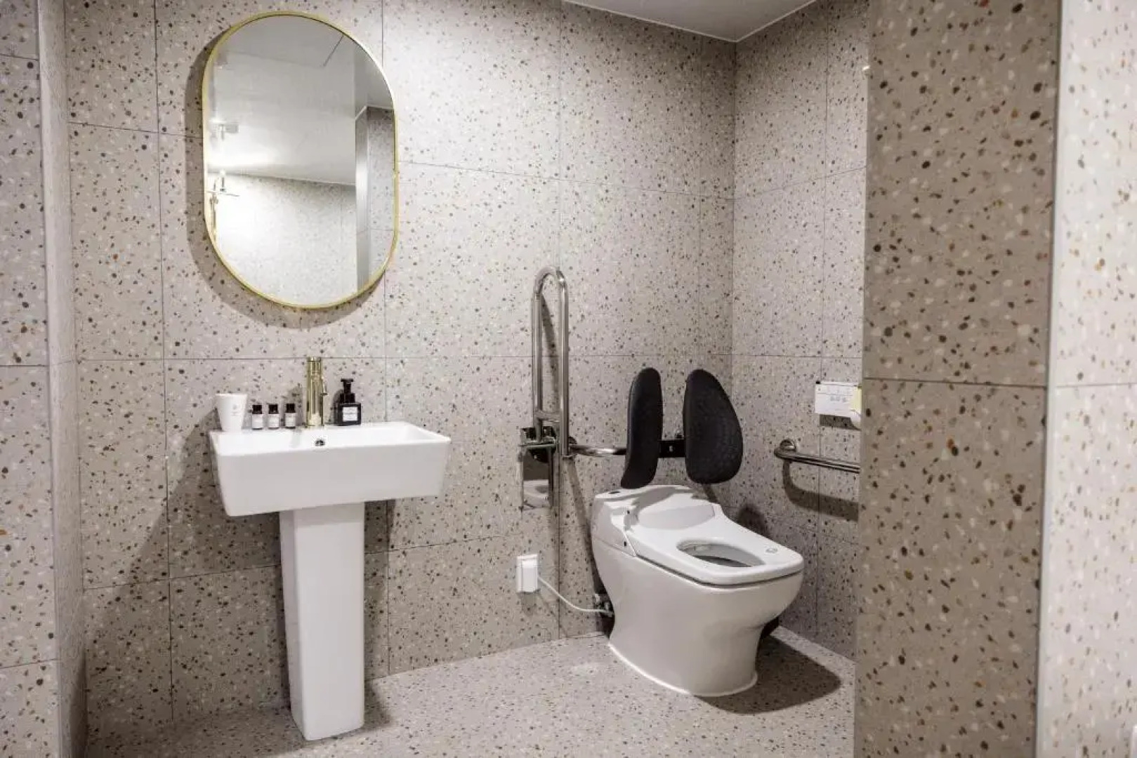 Pohang Terminal Brown Dot