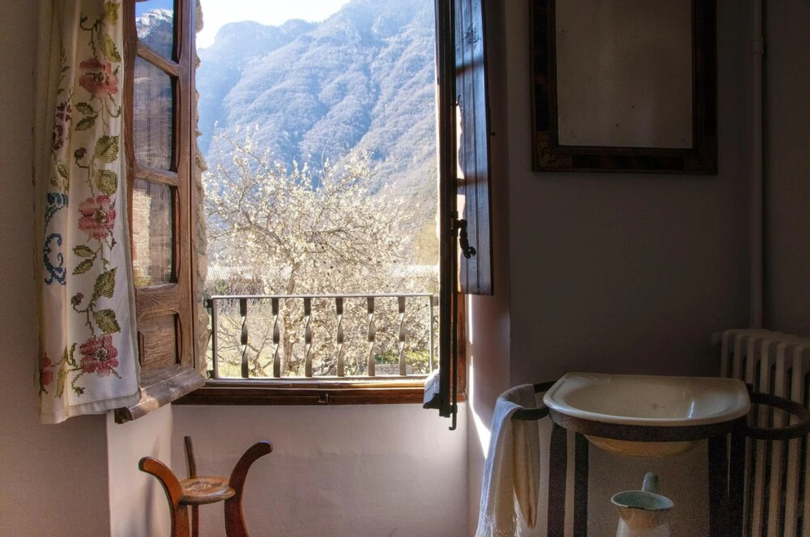 House With 4 Bedrooms in Anciles, With Wonderful Mountain View, Furnished Balcony and Wifi Near the Slopes