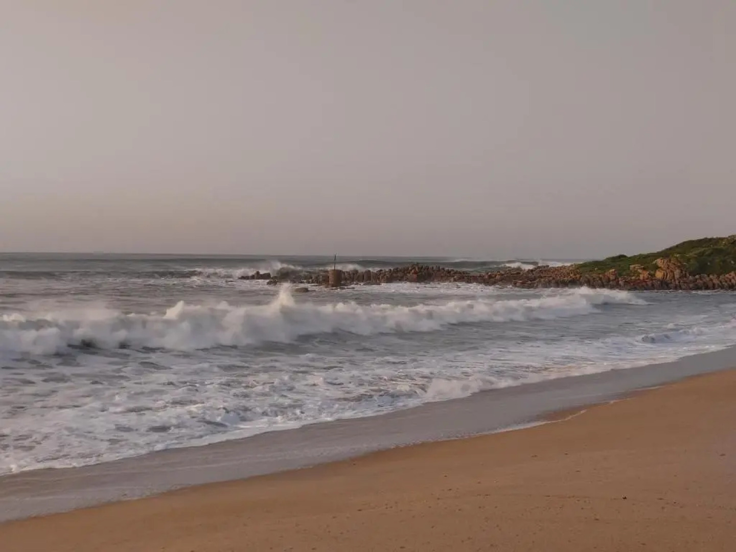 Cozy beach cottage with communal pool