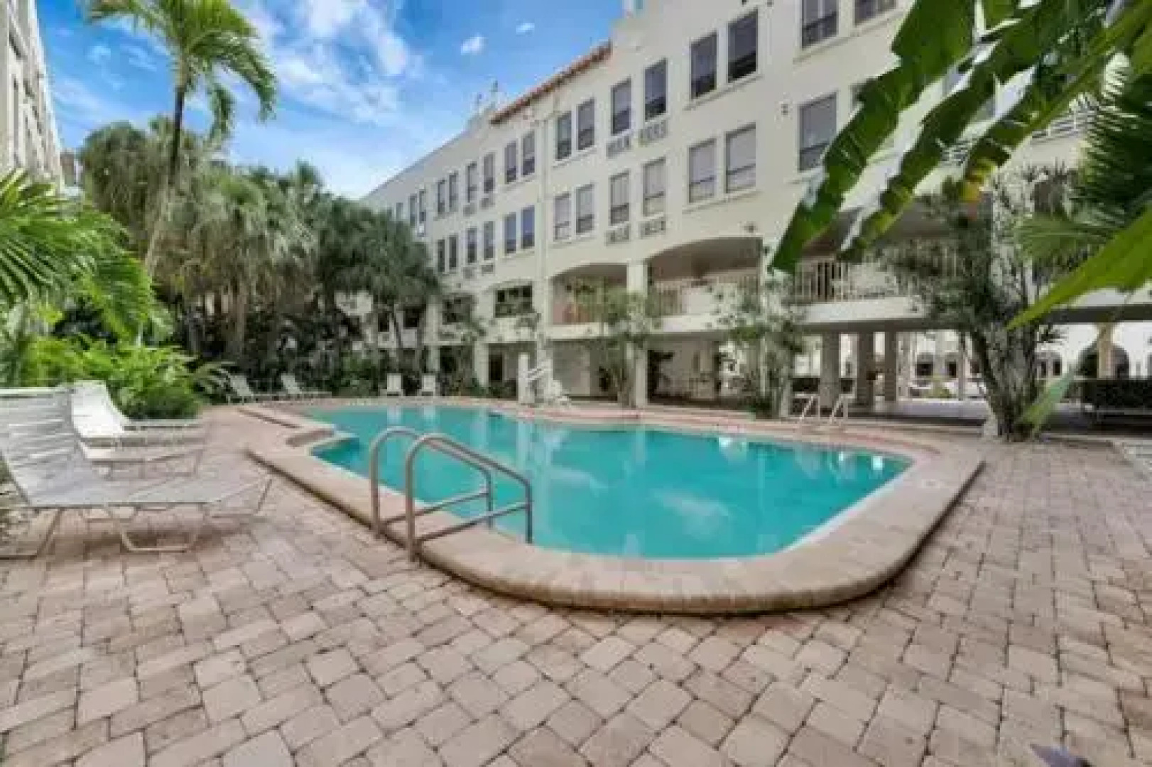 Tropical Beach Condo - Pool, Parking, 86" TV, WiFi