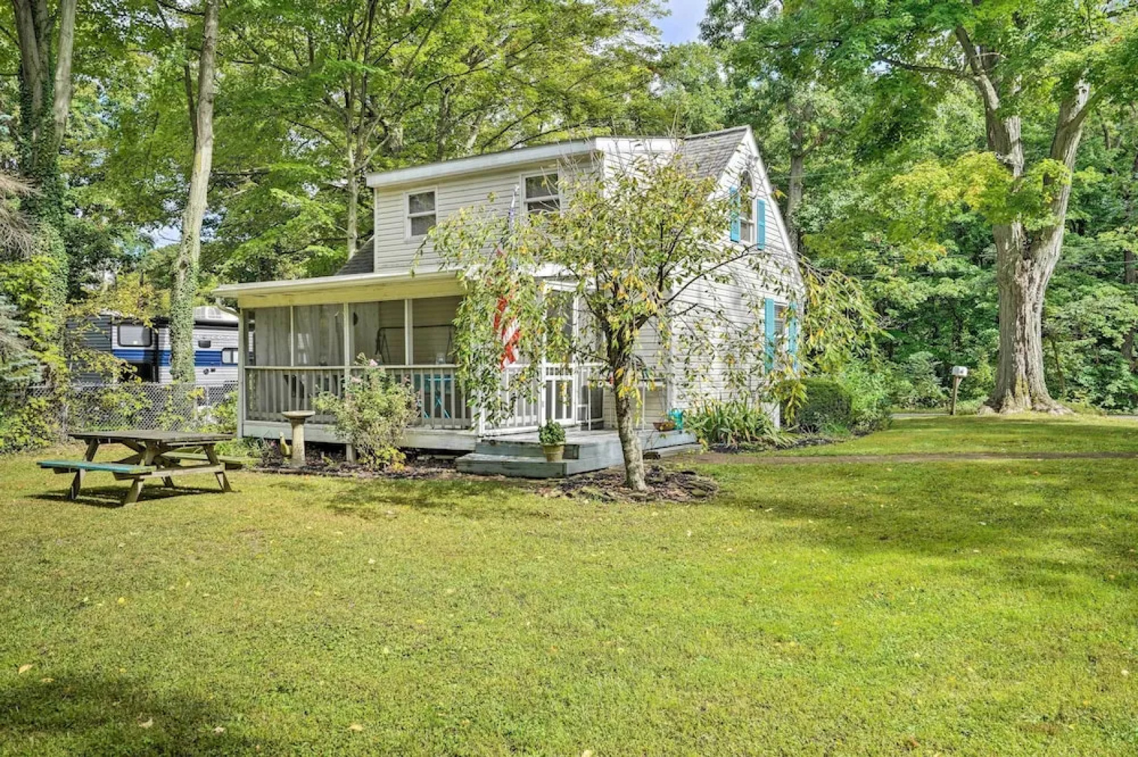 Darling Cottage ~ 1 Mi to Lake Erie Beach!