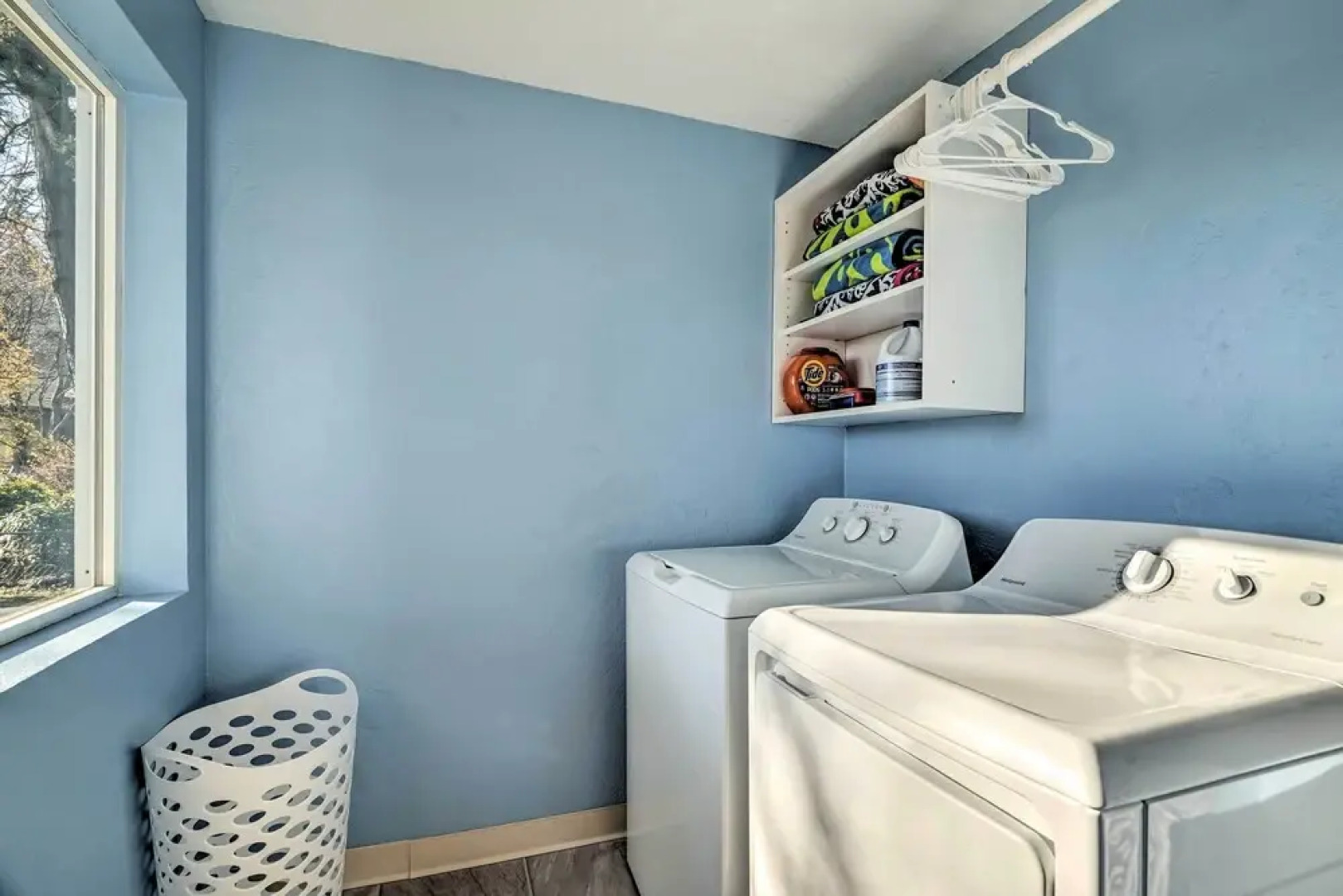 Lakefront Lynwood Home w/ Deck - 19 Mi to Seattle!