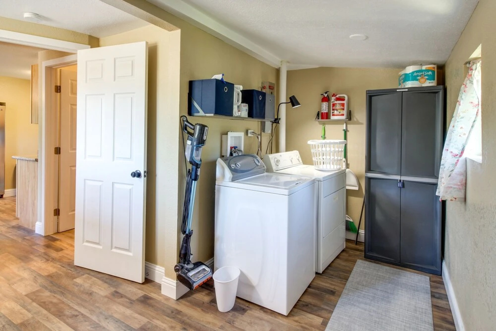 On-site Creek & Fishing: Cozy Coos Bay Retreat!